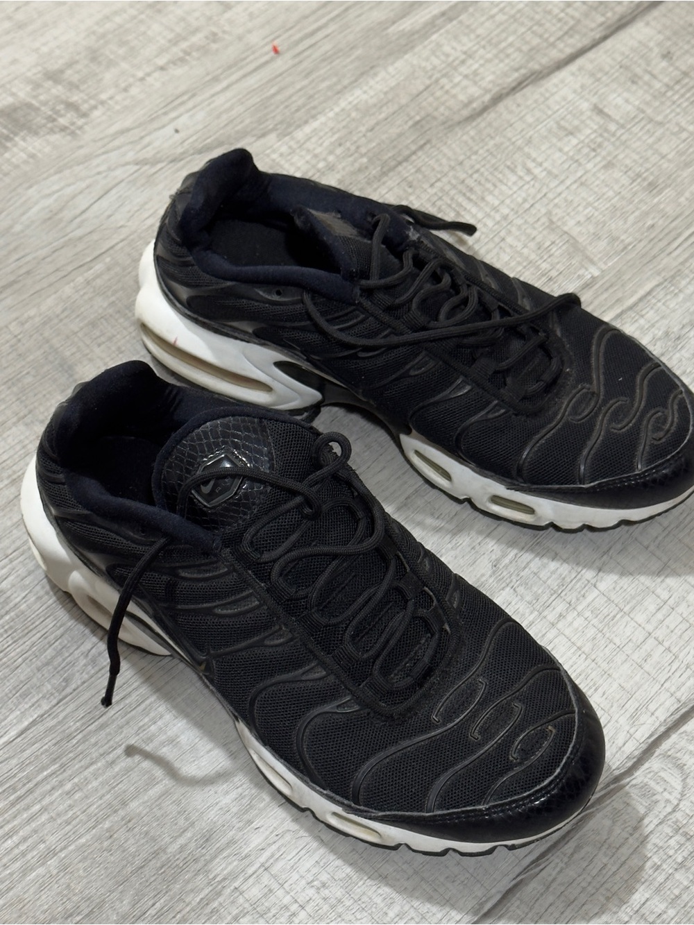 Nike Men’s Black Athletic Running Sneakers with White Midsole